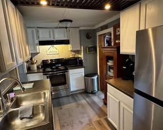 Saratoga Lake Rustic Cottage - Ballston Spa - Kitchen