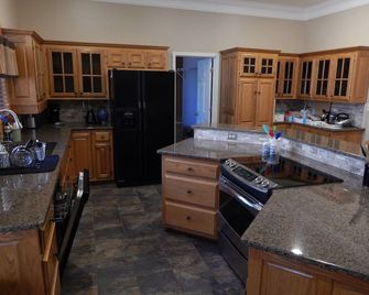 Lake Dardanelle Getaway with Private Dock - Russellville - Kitchen