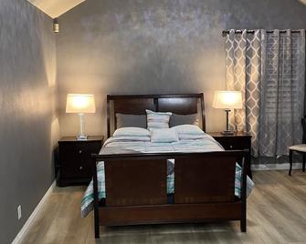 Beautiful peaceful desirable home in Madera Rancho - Madera - Bedroom