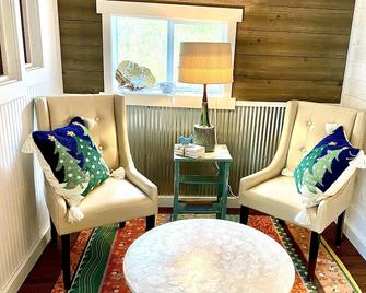 Quiet, peaceful, spotless studio near Lake Superior and all Bayfield amenities. - Bayfield - Sala de estar