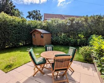 Double Room, Large Tv, With Great Transport Links - Bolton - Patio