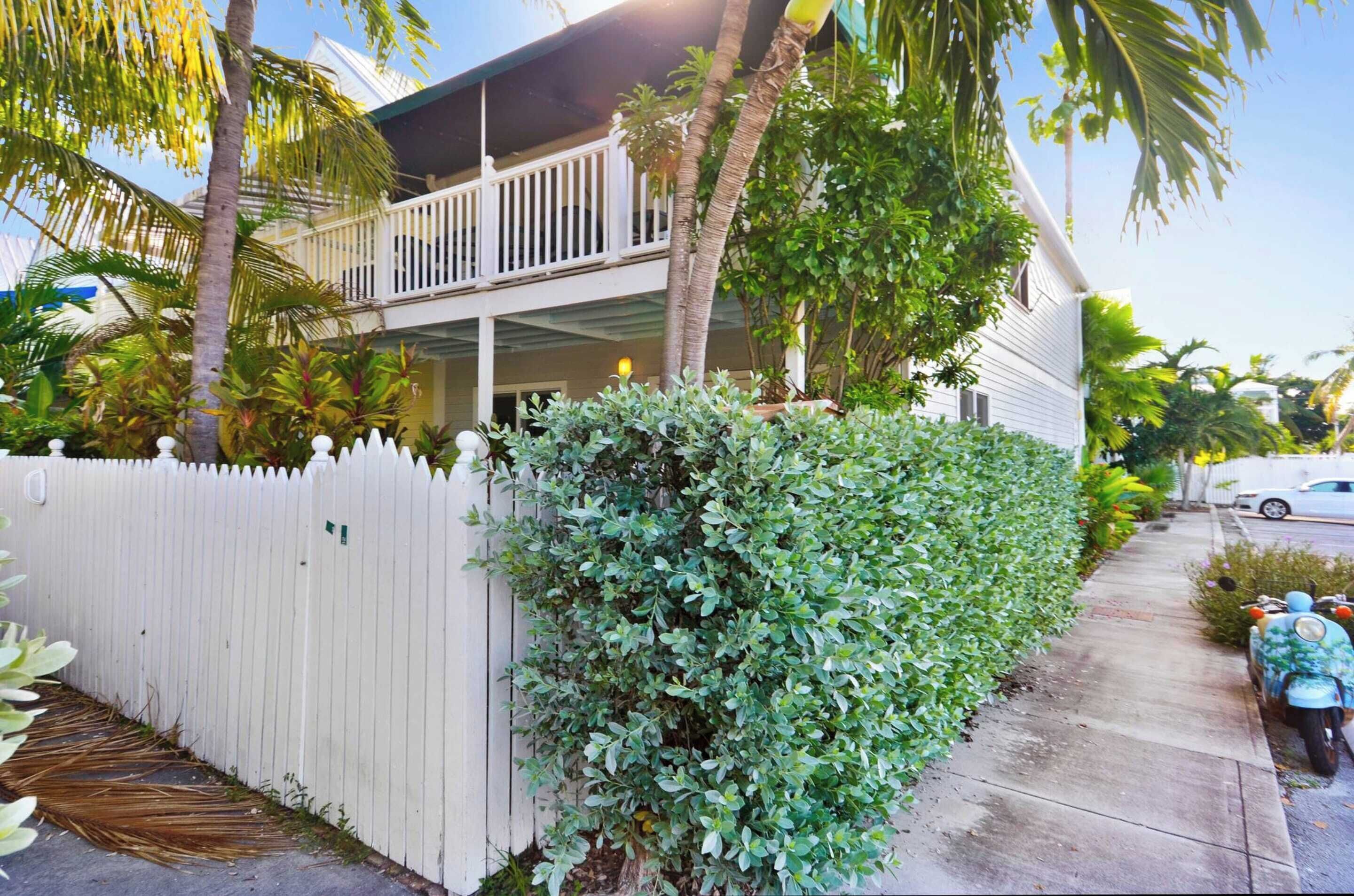 Beach House Condo by Avantstay Communal Pool Gated Community Great Location Month Long Stays - Key West