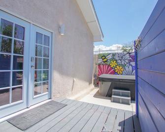 Bohemian Chic an Eclectic Escape-Hot Tub-Pet Friendly-No Pet Fees! - Albuquerque - Balcony