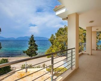 luxury apartment waterfront with amazing sea view - Karavomylos - Balcony