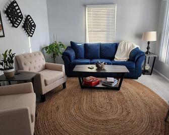 Charm and Character 10 minutes from lake McConaughy - Ogallala - Living room