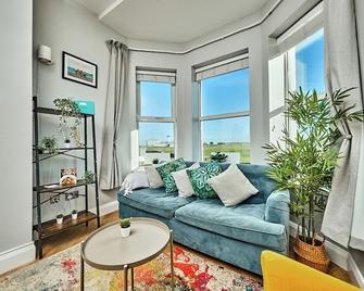 Dunluce Park 3 - Portrush by the Sea - Portrush - Living room