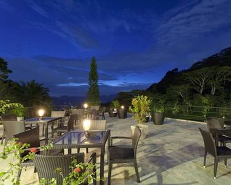 Hunas Falls Hotel - Elkaduwa - Patio