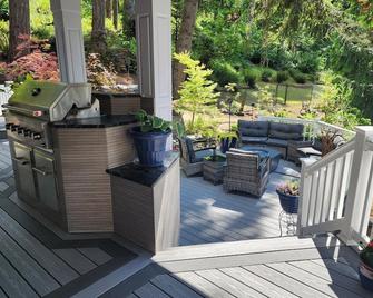 Quiet 4 bedroom Home with Hot Tub nestled in the woods - Springfield