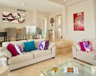 3 Bed House - Sleeps 6 - Pool - Garden - Parking - Atamaría - Living room