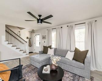The Madison, 5 Minutes to Downtown, Firepit and Deck! - Madison Heights