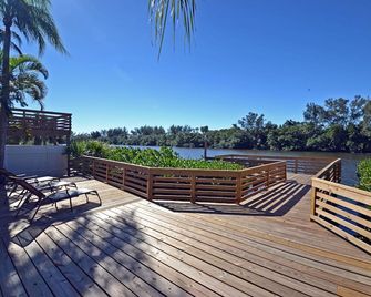 Hidden Paradise on Lakefront Property Among Tropical Landscape on Siesta Key - Siesta Key - Patio