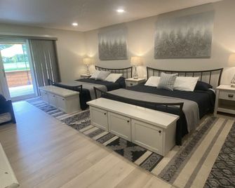 Newly Renovated! Private Hot-tub With Easy Beach Access, 5 min Walk to Town! - Cannon Beach - Bedroom