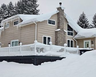 Charming 4-bedroom farmhouse with AC, WiFi in Ellicottville - Salamanca - Edificio