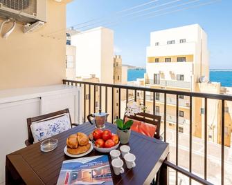 Sea Bliss Apartments with terrace just off seafront in St Paul's Bay - By Getawaysmalta - Saint Paul’s Bay - Balcone