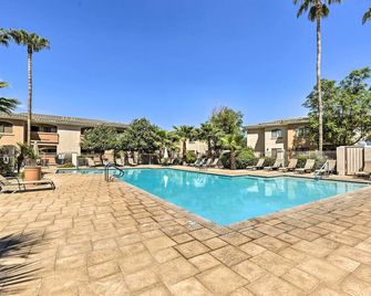 Communal Pool Sunny First-Floor Condo in Phoenix - فينيكس - حوض السباحة