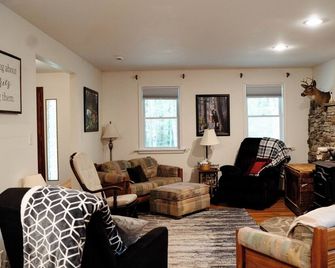 Peaceful Mountain Cabin close to Penn State, Bucknell & Susquehanna! Sleeps 10! - Mifflinburg - Sala de estar