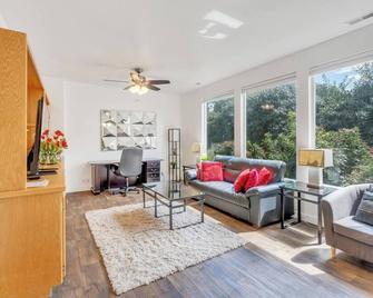 This apartment is a 2 bedroom(s), 1 bathrooms, located in Riverton, UT. - Riverton - Sala de estar