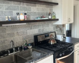 Perfectly Located Downtown Suite- 3 Queen Beds - Close To Wvu - Morgantown - Kitchen