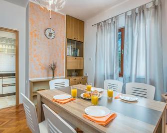 Amazing home in Bascanska Draga with 6 Bedrooms and WiFi - Draga Bascanska - Dining room