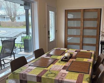 5 minutes from Granby Zoo with spa - Granby - Sala pranzo