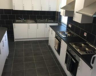 4 Rooms Collated together within a Homestay - Faversham - Kitchen
