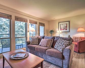 Bend Condo with Deck, Resort-Style Amenities and Views - Bend - Sala de estar