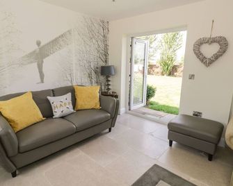 Garden Cottage - Worcester - Living room