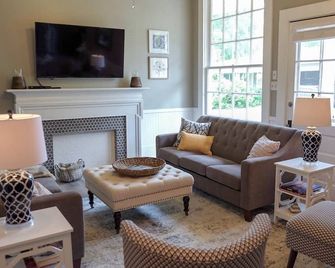 Historic Jefferson French Townhouse - Jefferson - Living room