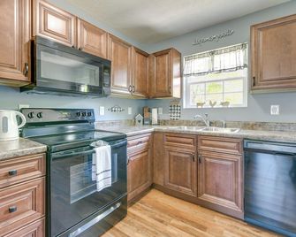 2 Mi to Douglas Lake, Boat Ramp White Pine Home! - White Pine - Kitchen