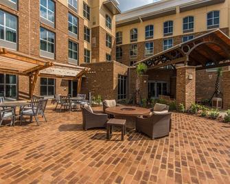 Outdoor Pool + Free Wi-Fi | Great Location! - Mount Pleasant - Patio