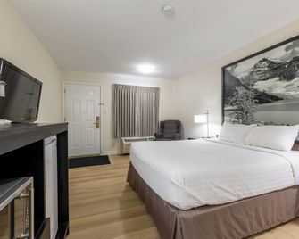 Super 8 by Wyndham Golden - Golden - Bedroom