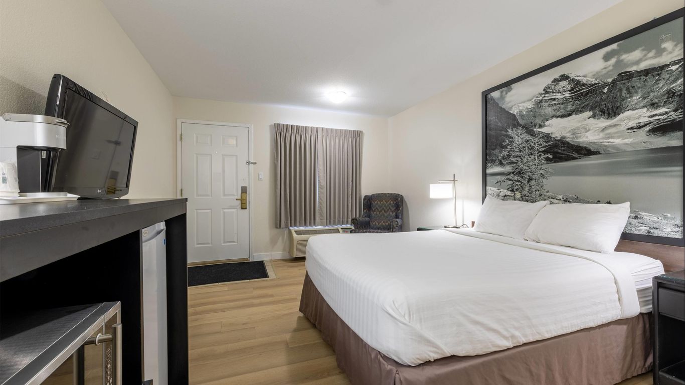 Super 8 by Wyndham Golden