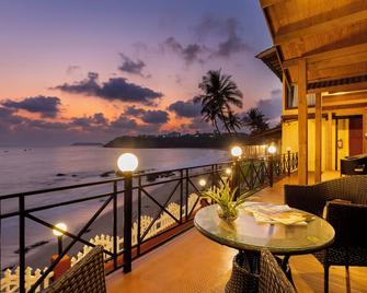 منتجع بوغمالو بيتش - موروغوا - شرفة