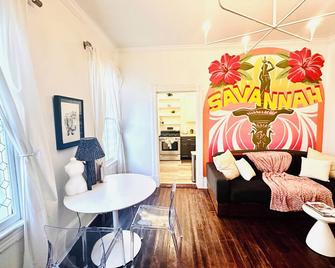 Picture Perfect Victorian Home - Walk to Forsyth - Savannah - Living room