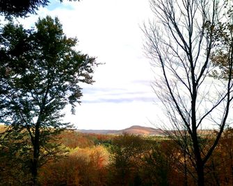 Rustic Cabin Rental near Ample Hiking Trails in Lanaudière, Québec - Saint-Jean-de-Matha - Buiten zicht
