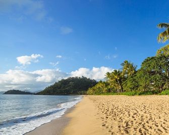 Coral Sands Beachfront Resort - Trinity Beach - Beach