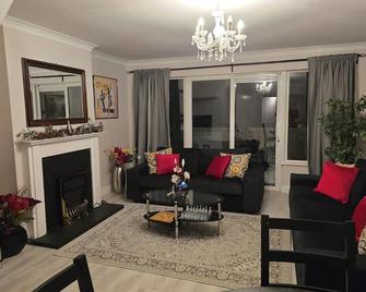 Dublin - 3 Bedroom Cosy Home - Sleeps Max 7 - Dublin - Living room