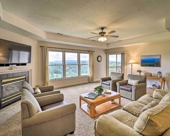 Resort Retreat w/ Pool & Impressive Golf Vistas! - Roaring Gap - Sala de estar