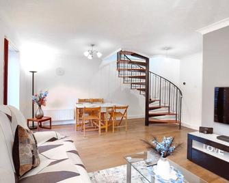 Cosy Wimbledon 4 Bed Home With Garden & Driveway Parking - Wimbledon - Living room