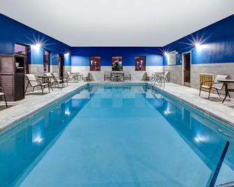 Hampton Inn & Suites Cleveland-Airport/Middleburg Heights - Middleburg Heights - Piscina