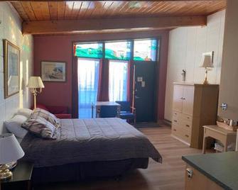 Huron Sands Motel And Restaurant - Providence Bay - غرفة نوم