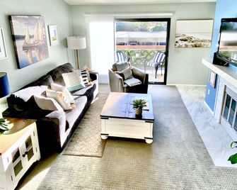 Corporate and Family Condo with Pool, close to shopping - סן דייגו - סלון