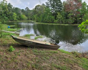 Cozy rustic cabin on two fishing ponds in tranquil Rusk, TX - Rusk