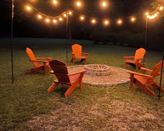 Over the Creek and Thru the Woods. Comfy 2BR/2bath. Sleeps9 .Firepit/pond - Abbeville - Patio