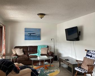 Captain's Quarters - Reduced Price Tours! - Juneau - Soggiorno