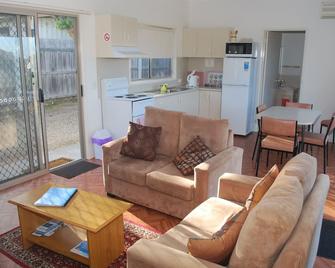 Lookout Holiday Units - Lakes Entrance - Oturma odası