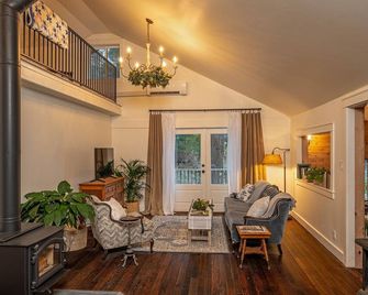 A unique couples retreat nestled at the base of Rathdrum Mountain. Outdoor Sauna - Rathdrum - Sala de estar