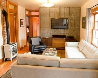 A Handsome Newly Remodeled Vintage Inspired Apartment In Downtown Newberg, Or - Newberg - Living room