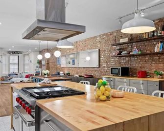 Starr Place I by RoveTravel | 2BR Duplex w/ Patio - Brooklyn - Kitchen
