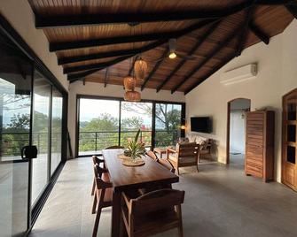 Casa Selvatica Short term Rental - Life time memories - Ballena - Comedor